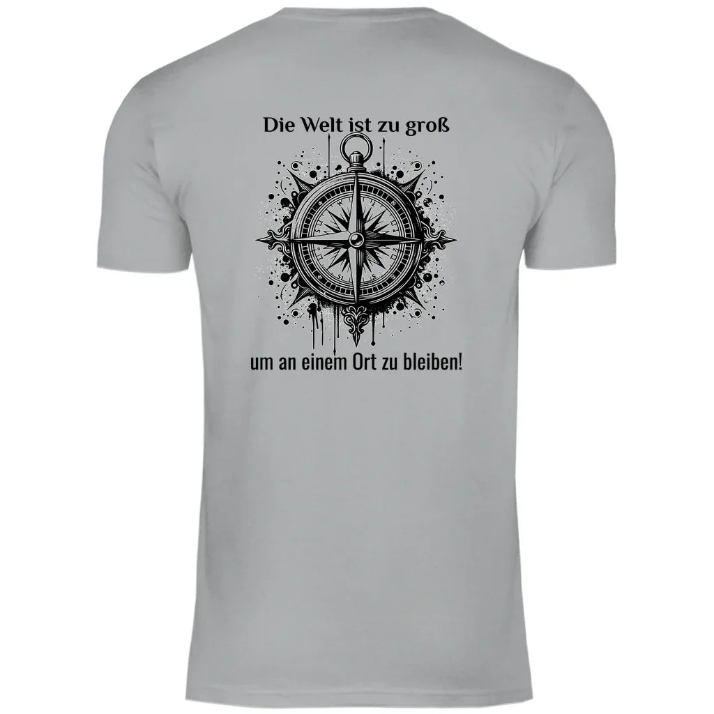 Die Welt ist zu groß, um an einem Ort zu bleiben! - Backprint Männer Shirt - Campingfamilie.de