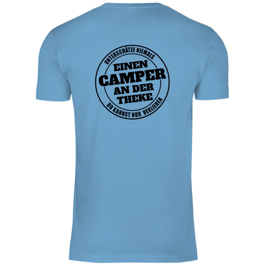 Unterschätze niemals einen Camper an der Theke - Backprint Männer Shirt - Campingfamilie.de