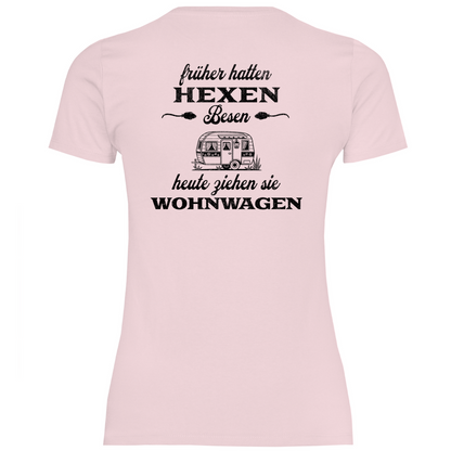 Früher hatten Hexen Besen. Heute ziehen sie Wohnwagen - Backprint Frauen Shirt