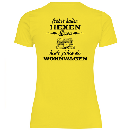 Früher hatten Hexen Besen. Heute ziehen sie Wohnwagen - Backprint Frauen Shirt