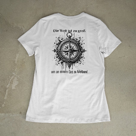 Die Welt ist zu groß, um an einem Ort zu bleiben! - Backprint Männer Shirt