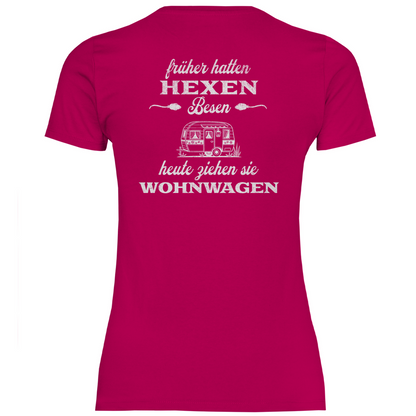 Früher hatten Hexen Besen. Heute ziehen sie Wohnwagen - Backprint Frauen Shirt