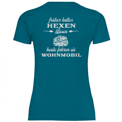 Früher hatten Hexen Besen. Heute fahren sie Wohnmobil - Backprint Frauen Shirt