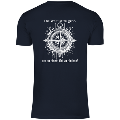 Die Welt ist zu groß, um an einem Ort zu bleiben! - Backprint Männer Shirt - Campingfamilie.de