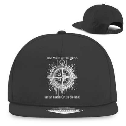 Die Welt ist zu groß, um an einem Ort zu bleiben! - Snapback Rapper Cap - Campingfamilie.de