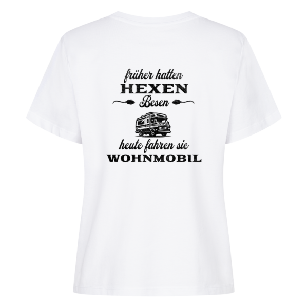 Früher hatten Hexen Besen. Heute fahren sie Wohnmobil - Backprint Shirt für Camperinnen