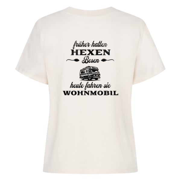 Früher hatten Hexen Besen. Heute fahren sie Wohnmobil - Backprint Shirt für Camperinnen